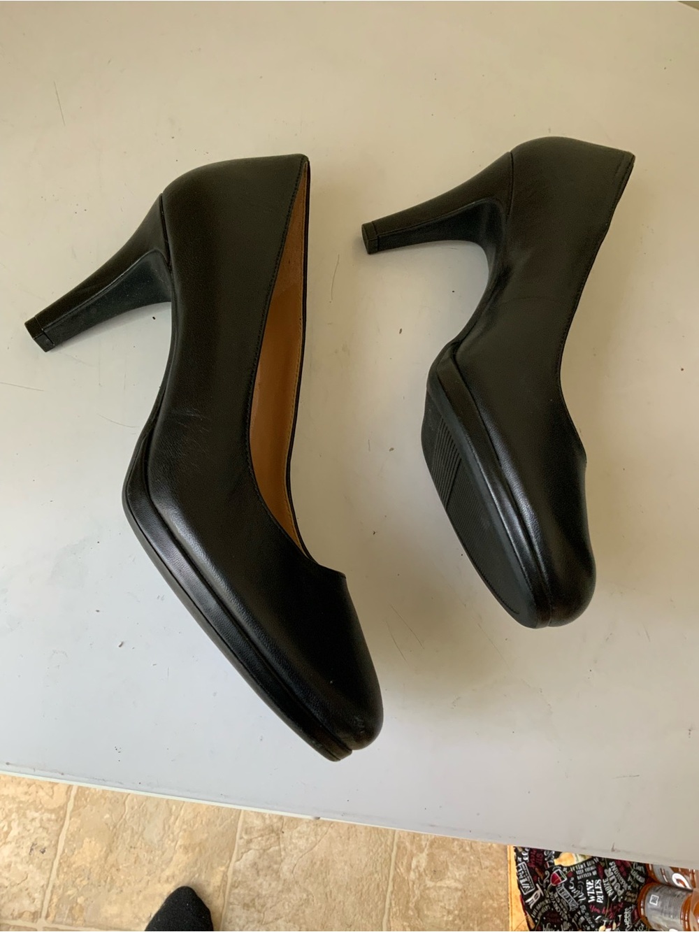 Naturalizer Black Leather Classic Round-Toe Heels - Picture 6 of 8